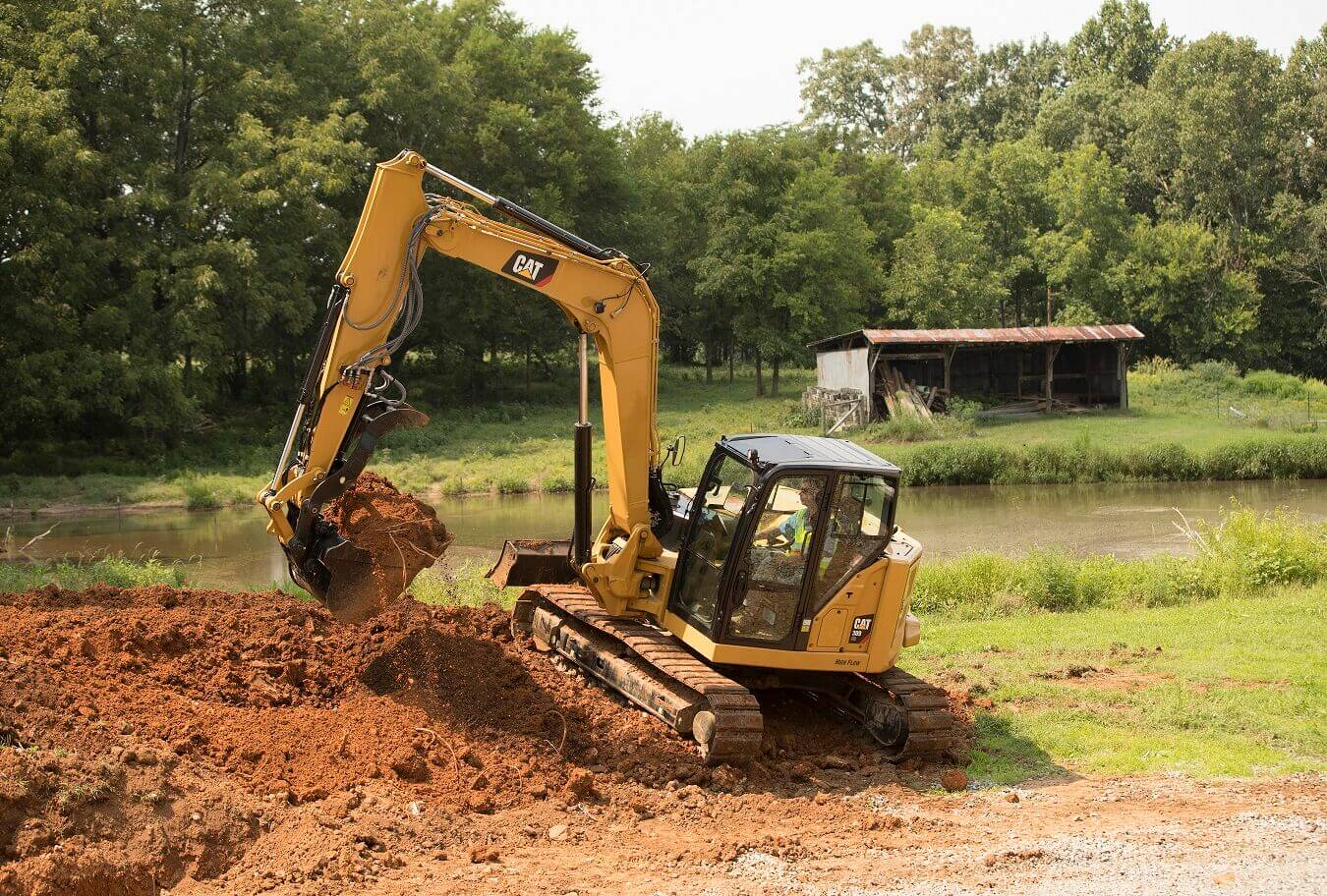 Escavatore Caterpillar a noleggio CGTE durante lavoro di scavo per opere di cura del verde CGTE Noleggio