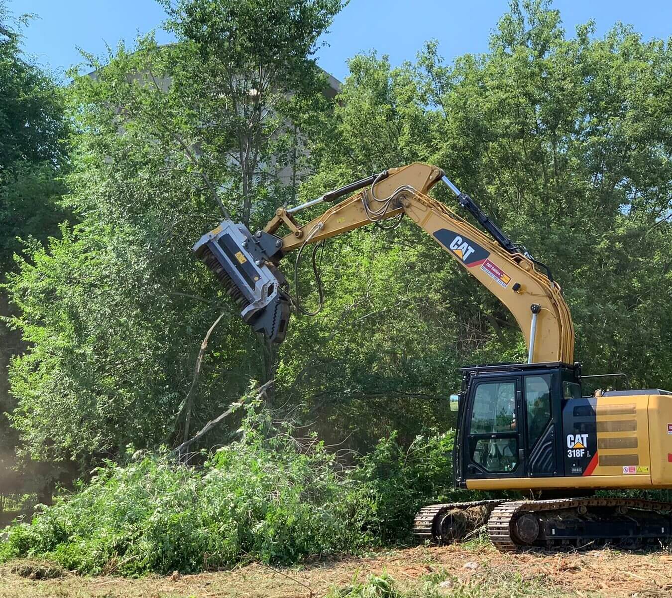 Noleggio decespugliatore con escavatore CAT per lavori di manutenzione del verde disboscamento CGTE Noleggio