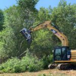 Noleggio decespugliatore con escavatore CAT per lavori di manutenzione del verde disboscamento
